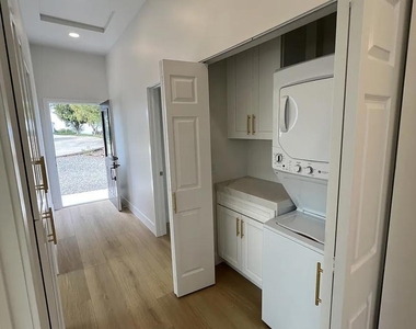 1533 Avohill Drive - Photo Thumbnail 13