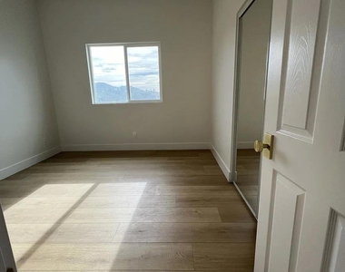 1533 Avohill Drive - Photo Thumbnail 8