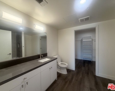 900 S Kenmore Avenue - Photo Thumbnail 2