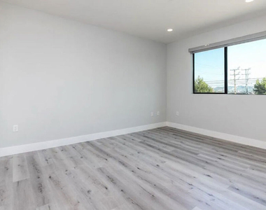 14612 Calvert Street - Photo Thumbnail 5