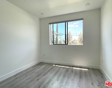 14612 Calvert Street - Photo Thumbnail 9