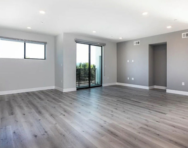 14612 Calvert Street - Photo Thumbnail 3