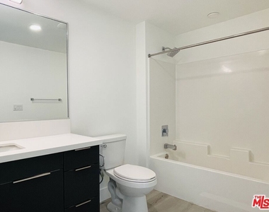 14612 Calvert Street - Photo Thumbnail 7
