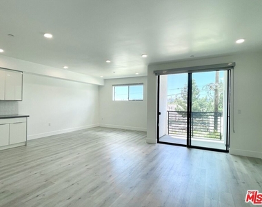 14612 Calvert Street - Photo Thumbnail 2