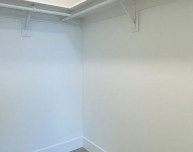 14612 Calvert Street - Photo Thumbnail 6