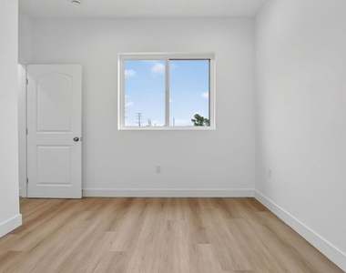 11446 Oxnard Street - Photo Thumbnail 6