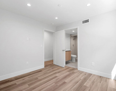 14802 Vanowen Street - Photo Thumbnail 4