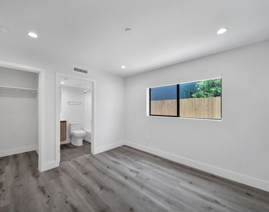 11524 Emelita Street - Photo Thumbnail 3