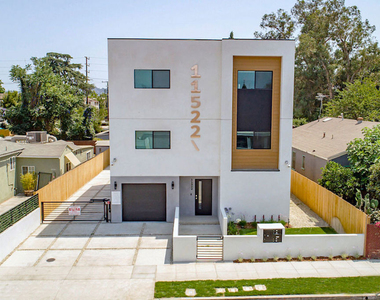 11524 Emelita Street - Photo Thumbnail 14