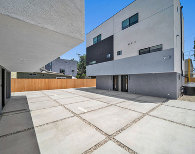 11524 Emelita Street - Photo Thumbnail 12