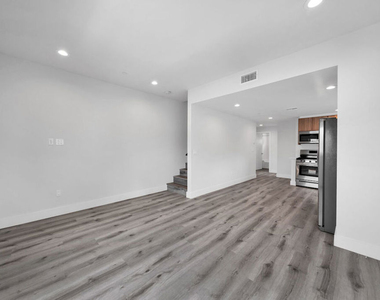 11524 Emelita Street - Photo Thumbnail 6