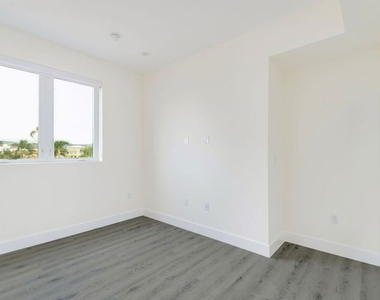 1237 S Holt Avenue - Photo Thumbnail 32