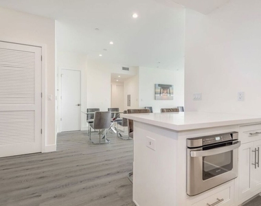 1237 S Holt Avenue - Photo Thumbnail 28