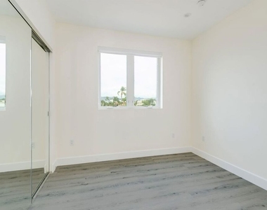 1237 S Holt Avenue - Photo Thumbnail 39
