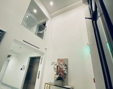 1237 S Holt Avenue - Photo Thumbnail 6