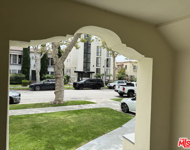 211 S Arnaz Drive - Photo Thumbnail 3