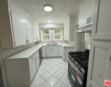 211 S Arnaz Drive - Photo Thumbnail 12