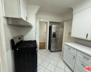 211 S Arnaz Drive - Photo Thumbnail 13