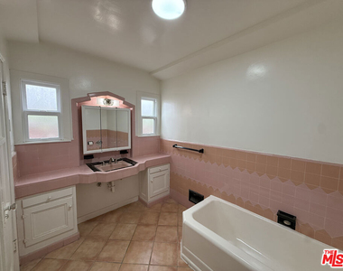 211 S Arnaz Drive - Photo Thumbnail 17