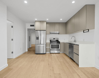 11785 Gateway Boulevard - Photo Thumbnail 3