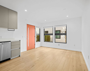 11785 Gateway Boulevard - Photo Thumbnail 5