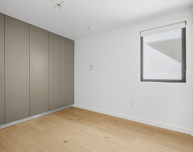 11785 Gateway Boulevard - Photo Thumbnail 9