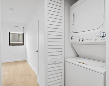 11785 Gateway Boulevard - Photo Thumbnail 8