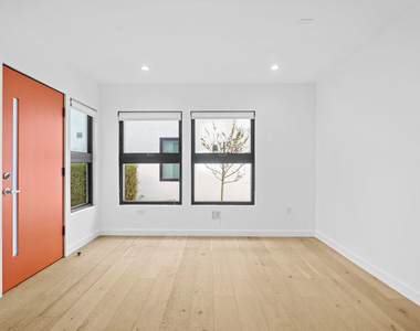 11785 Gateway Boulevard - Photo Thumbnail 6