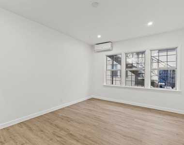 542 N Genesee Avenue - Photo Thumbnail 12