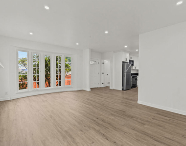 542 N Genesee Avenue - Photo Thumbnail 5