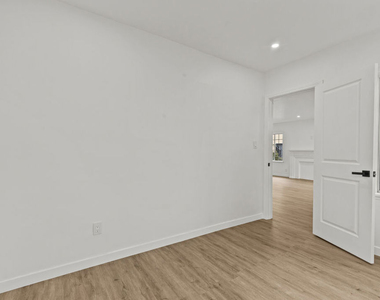 542 N Genesee Avenue - Photo Thumbnail 6