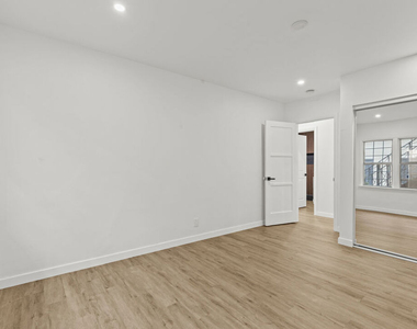 542 N Genesee Avenue - Photo Thumbnail 13