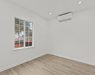 542 N Genesee Avenue - Photo Thumbnail 7