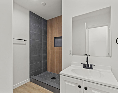 542 N Genesee Avenue - Photo Thumbnail 11