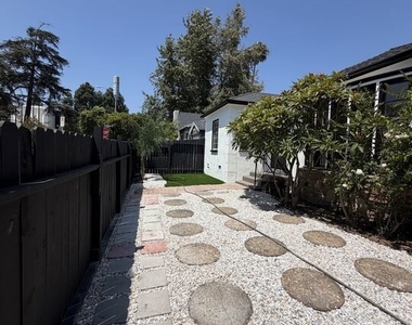 542 N Genesee Avenue - Photo Thumbnail 2
