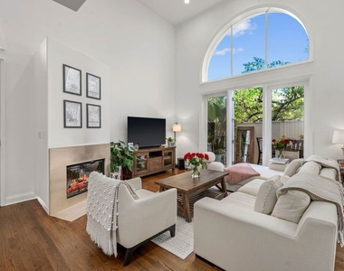 718 Lincoln Boulevard - Photo Thumbnail 2