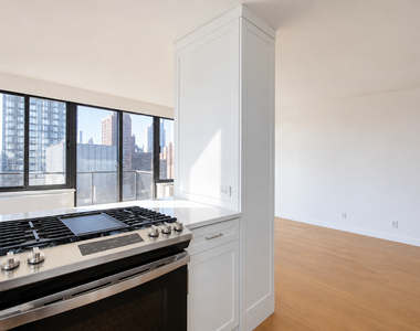 E 93rd Street - Photo Thumbnail 1