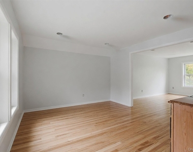 115 Innis Avenue - Photo Thumbnail 4