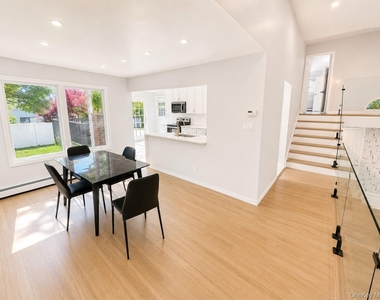1030 Cedarhurst Street - Photo Thumbnail 3