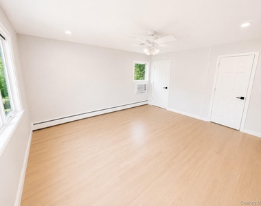 1030 Cedarhurst Street - Photo Thumbnail 6