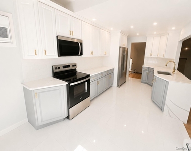 1030 Cedarhurst Street - Photo Thumbnail 4