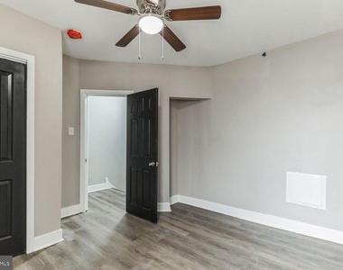 6721 N Woodstock Street - Photo Thumbnail 5