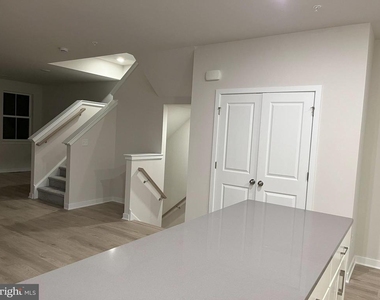 114 Continental Way - Photo Thumbnail 8