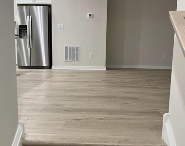 114 Continental Way - Photo Thumbnail 6