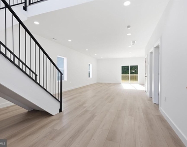 315 Westminster Avenue - Photo Thumbnail 3