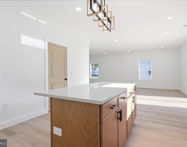 315 Westminster Avenue - Photo Thumbnail 13