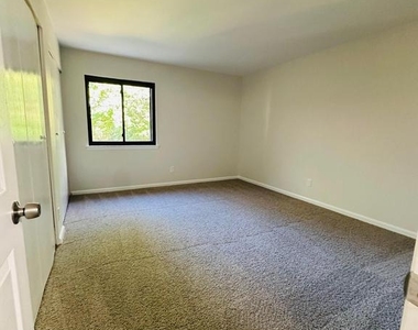 812 Meadow Woods - Photo Thumbnail 9