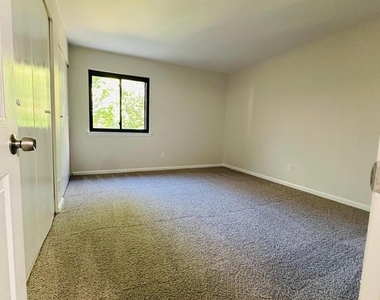 812 Meadow Woods - Photo Thumbnail 8