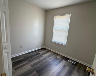 1746 Countrywood Court - Photo Thumbnail 2