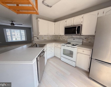 9424 Sea Breeze Court - Photo Thumbnail 9